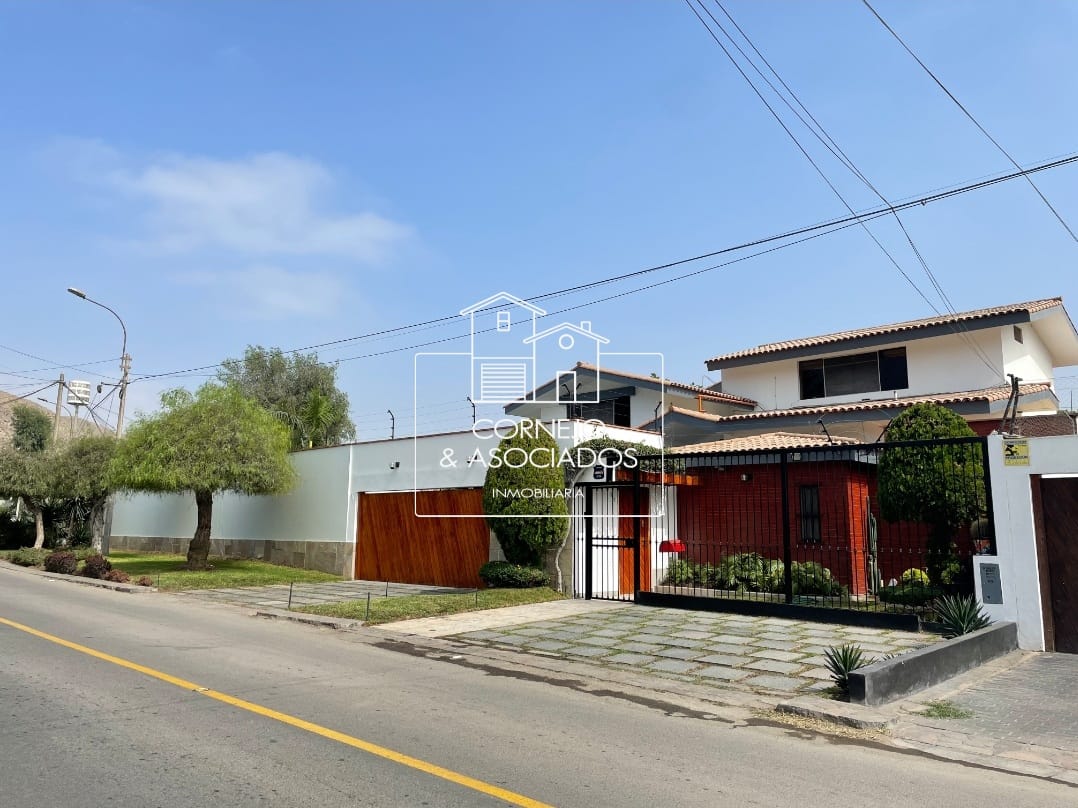 Esta linda casa en venta cuenta con: Área del terreno 452.5 m2 y de Área construida 277.42 m2 Dentro de sus características tenemos: Dormitorios, piscina, terraza, jardín, lavandería, cuarto de servicio, estacionamientos para 4 autos