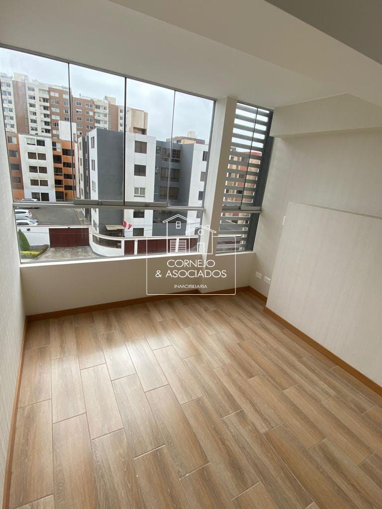 Flat en venta ubicado en el distrito de San Miguel. Este departamento de 2 habitaciones, cuenta con vista externa , vista a mar y parque desde la sala y la habitación principal, lo que lo hace especial. La cocina americana con muebles altos y bajos y tableros de granito le da el toque especial al departamento.