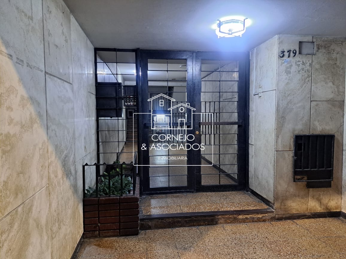 Departamento funcional en VENTA, ideal para Inversionistas en el distrito del distrito de Magdalena del Mar, dentro de un edificio emblemático en el centro de Magdalena. Se vende el depa. Cuenta con 96 M2 de área útil, 40 años de antigüedad.