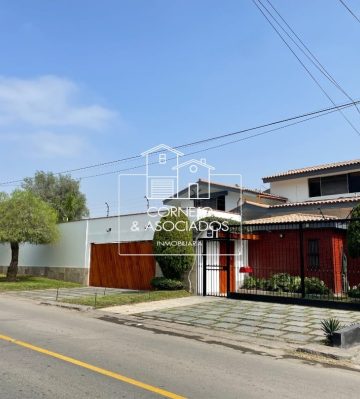 Esta linda casa en venta cuenta con: Área del terreno 452.5 m2 y de Área construida 277.42 m2 Dentro de sus características tenemos: Dormitorios, piscina, terraza, jardín, lavandería, cuarto de servicio, estacionamientos para 4 autos