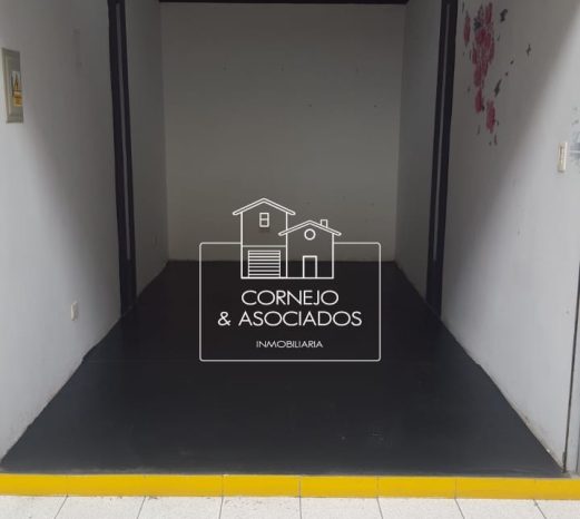 Local comercial en venta de 12m2 de área construida, con altillo, se encuentra subiendo por las escaleras centrales, hacia el segundo nivel. Al tener una dimensión relativamente completa, permite flexibilidad en la organización de estantes , mostradores o cualquier mobiliario que sea necesario para negocio.